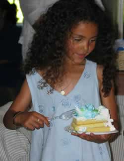 Manou gets her cake